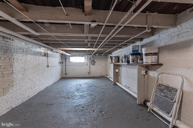 Building Photo - 416 E Cross St