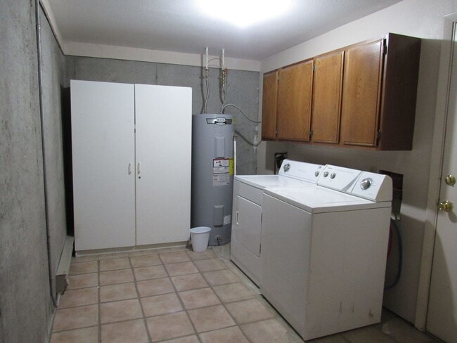 Building Photo - Centrally Located, 2 Bedroom Townhouse w/G...