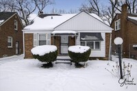 Building Photo - $1300 3 bedrooms