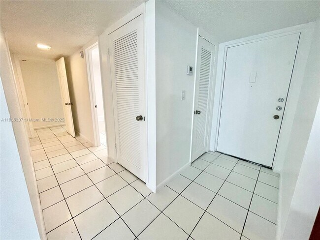 Building Photo - 2320 S Cypress Bend Dr