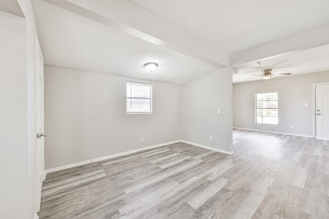 Building Photo - 424 S Broadway St