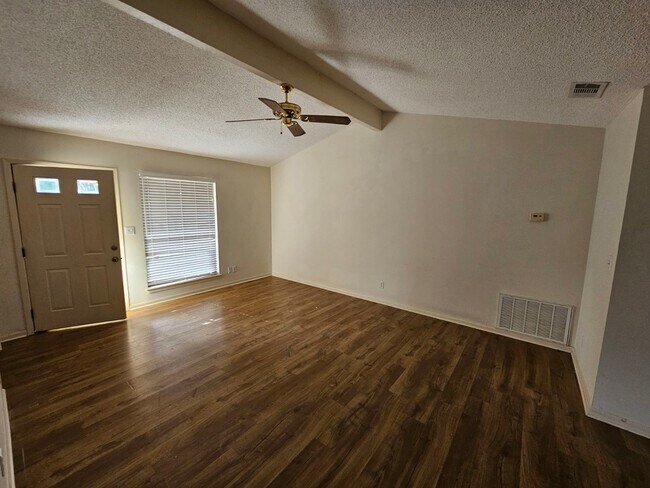 Living room/entry - 500 Hi Cir W