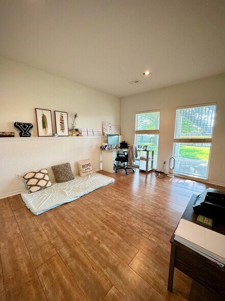 Building Photo - 5912 NE Turquoise Dr