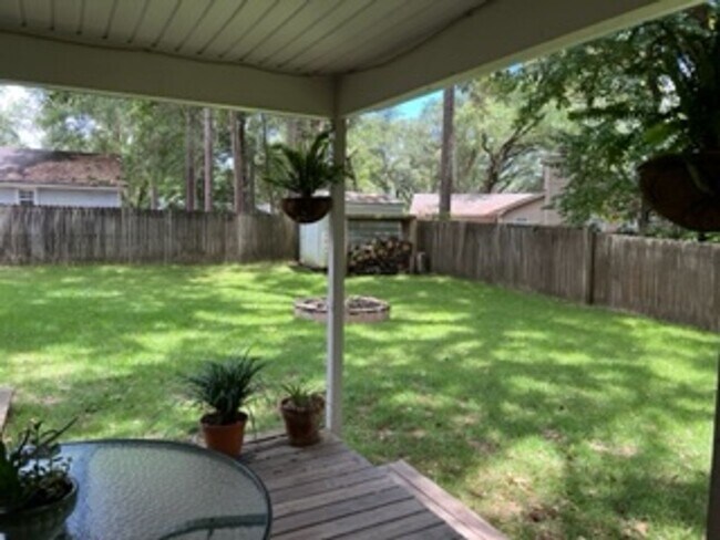 Building Photo - 3 bed 2 bath house, 1-car garage and fenced-in yard! Available May 15