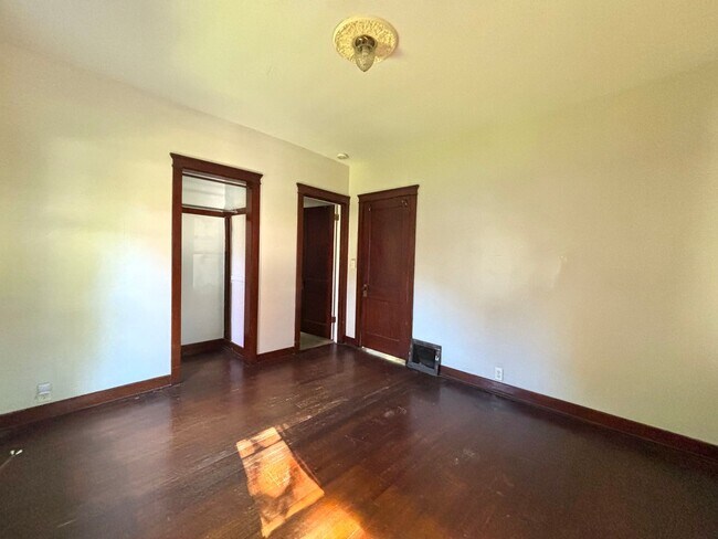 Building Photo - 2 Bedroom 1 Bathroom Home