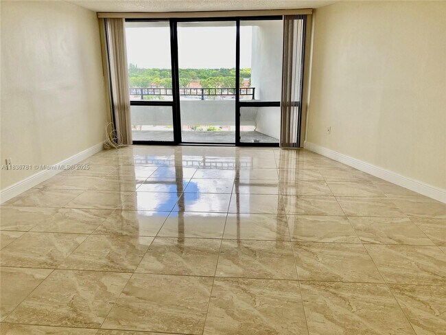 Building Photo - 13951 Kendale Lakes Cir
