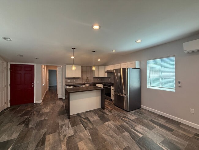 Building Photo - Amazing 1 Bedroom Back Home in La Crescenta!