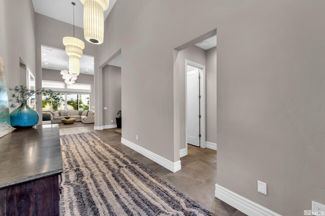 Building Photo - 724 W Pleasant Oak Trl