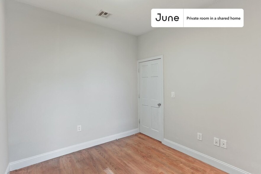 Building Photo - Private bedroom in 4 bed/1 bath Home