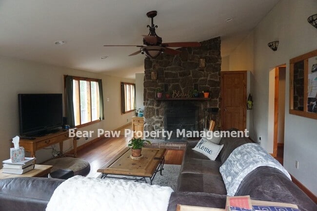 Building Photo - Great Home on Upper Bear Creek!!