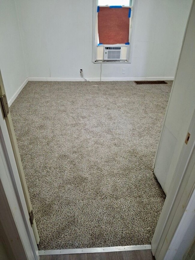 Building Photo - 2 Bedroom 1 Bath with All New Interior