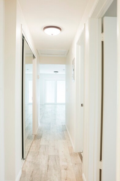 Building Photo - 4615 Lakeview Ave