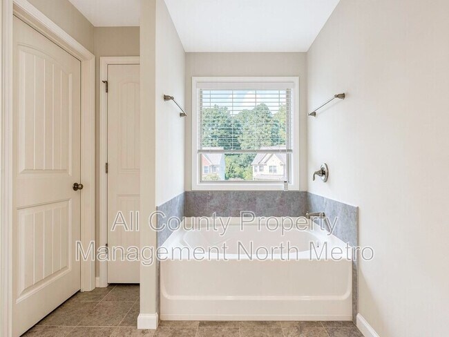 Building Photo - 7250 Heritage Oak Ct