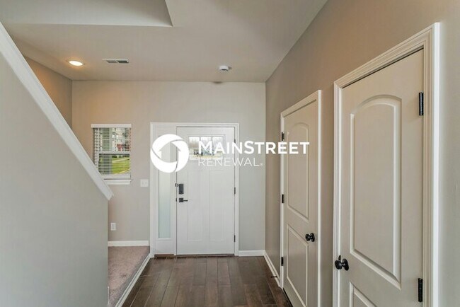 Building Photo - 3 Bedroom Pet-Friendly Home in Jeffersonville, IN with Main Street Renewal