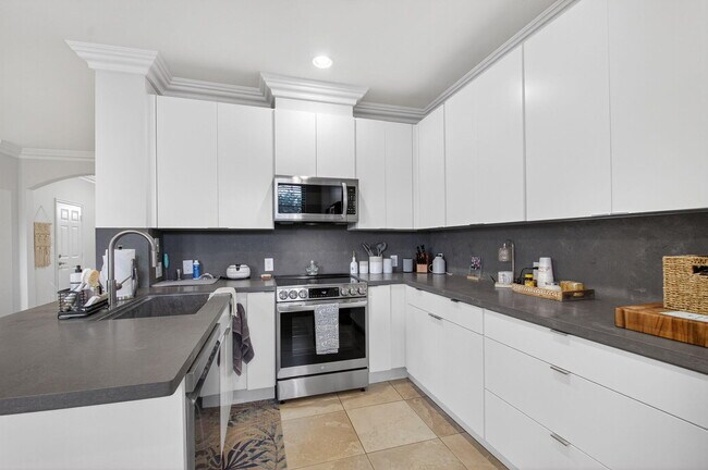 Building Photo - 320 Via Villagio