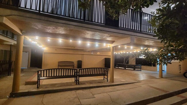 Building Photo - 4075 Oakwood Ave