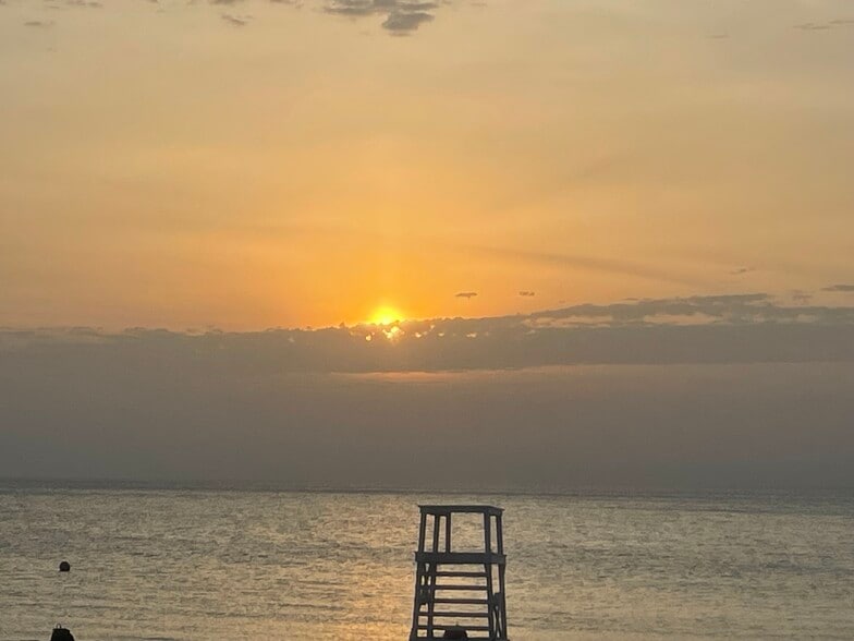 Easily accessible sunrise-watching locations! - 825 Forest Ave