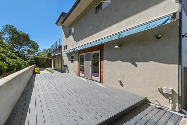 Building Photo - 923 Muirlands Vista Way