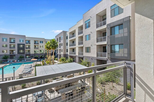 Building Photo - 711 W Broadway Rd