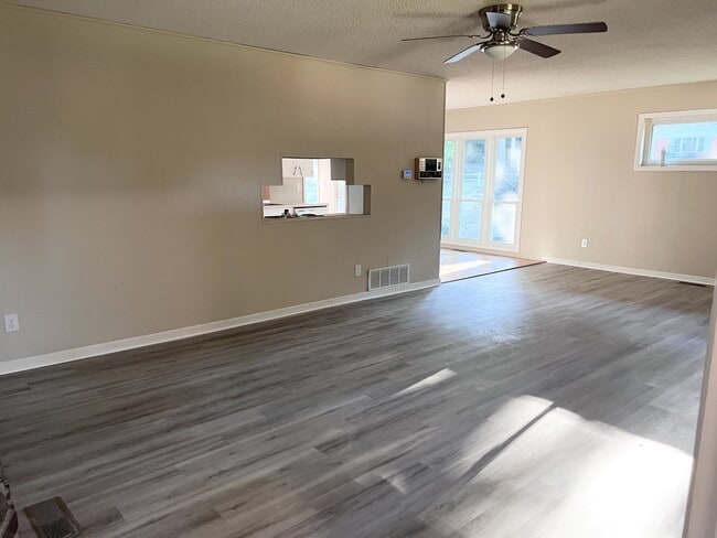 Building Photo - 105 Thistledown Trail