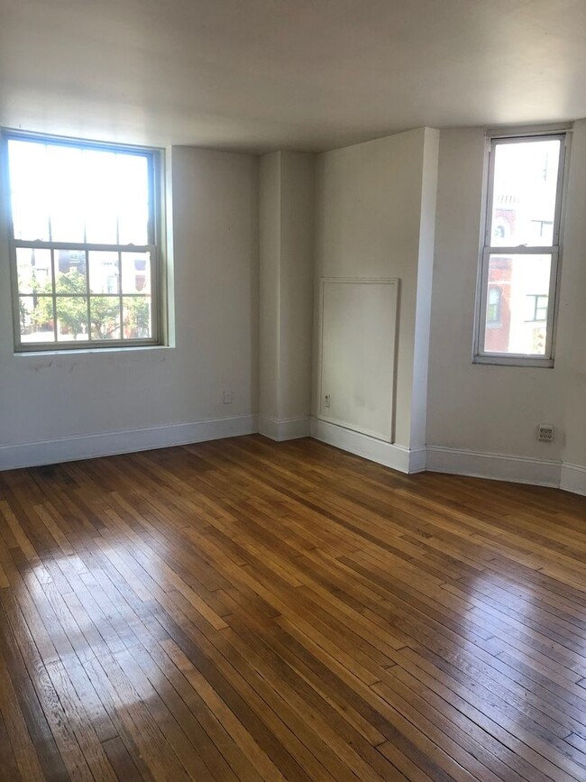 Building Photo - ONE BEDROOM RITTENHOUSE APARTMENT - FREE W...