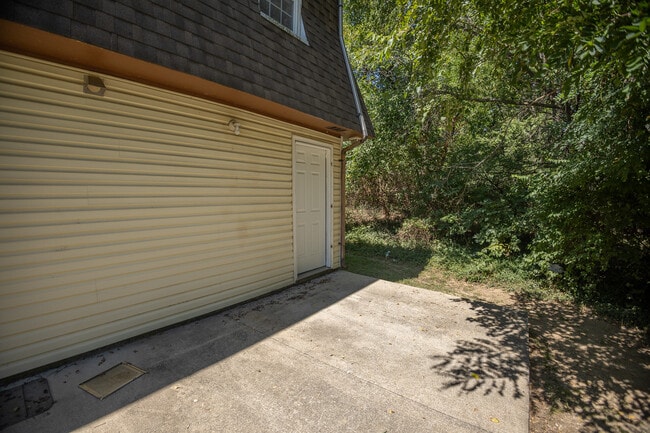 Building Photo - 907 E Cedar Way