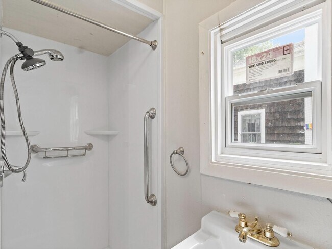 Building Photo - 930 E Dayton St