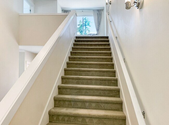 Building Photo - 4Bd/2.5Ba Renton Home