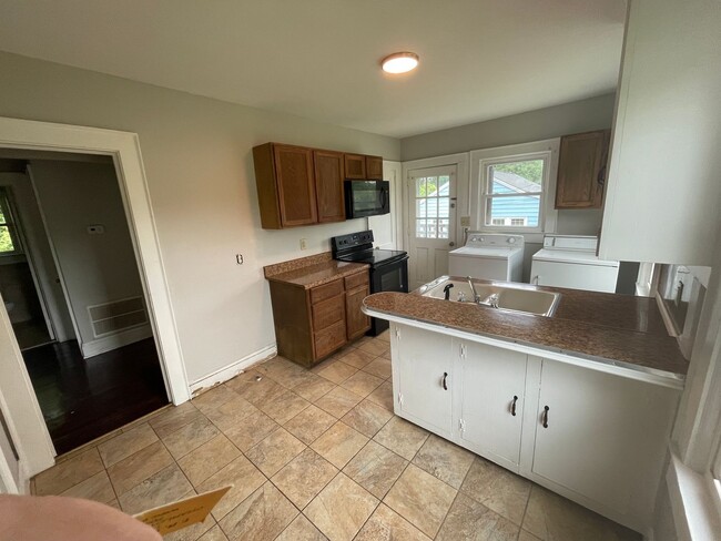 Building Photo - 825 Churchill Dr