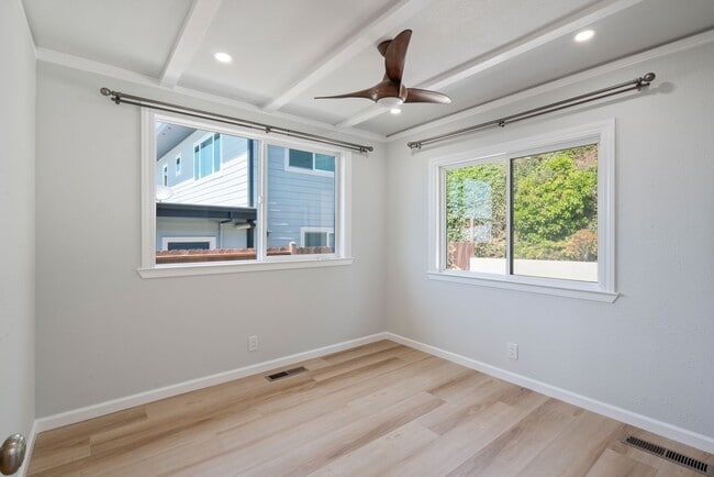 Building Photo - Pacific Ocean and Hillside Views