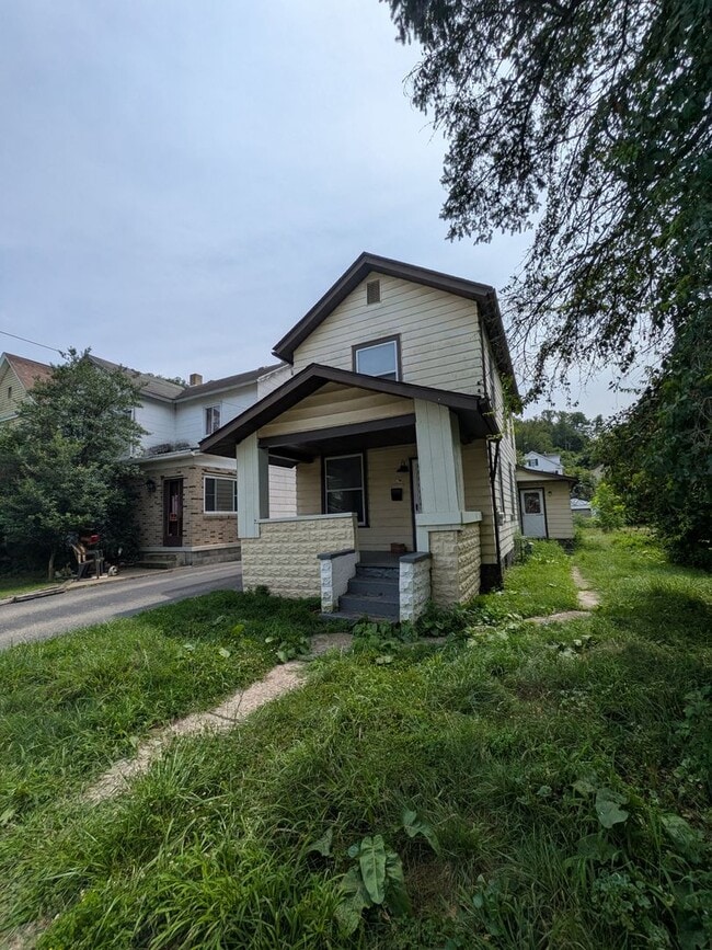 Building Photo - 2 bed 1 bath with 1st floor laundry and of...