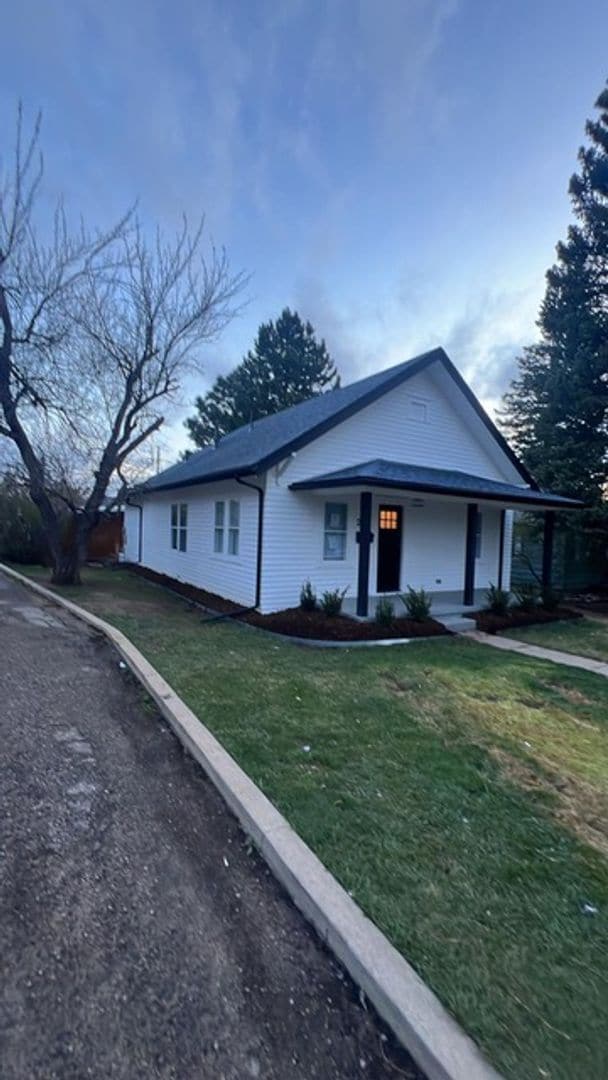 Building Photo - August 2026 Prelease! 5 Bedroom House 2 Blocks from CU