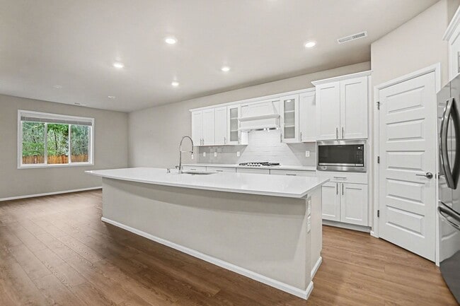 Building Photo - 4 bed 2.5 bath spacious home available for move in NOW