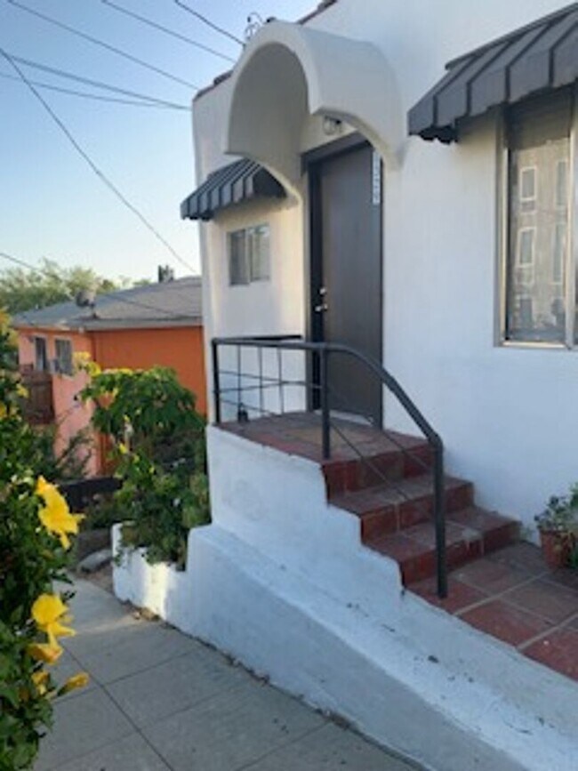 Building Photo - Newly Remodeled 2 Bedroom unit located on ...