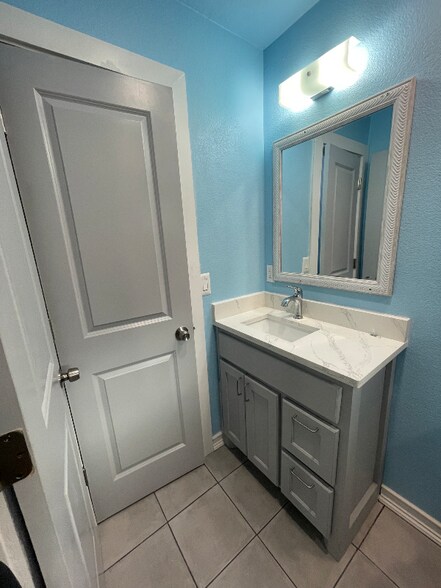 Building Photo - 2631 Canary Dr