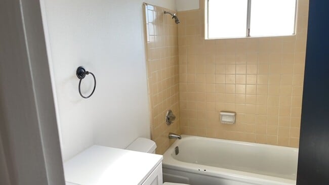 Building Photo - Modern 2-Bedroom Duplex with New Kitchen &...