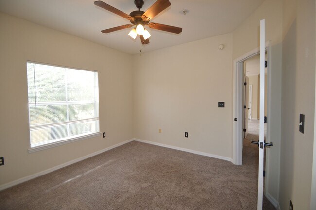 Building Photo - 1 bed/1 bath with Den in CARROLLWOOD AREA:...