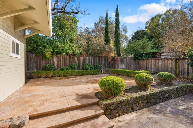 Building Photo - 824 Prince Ave