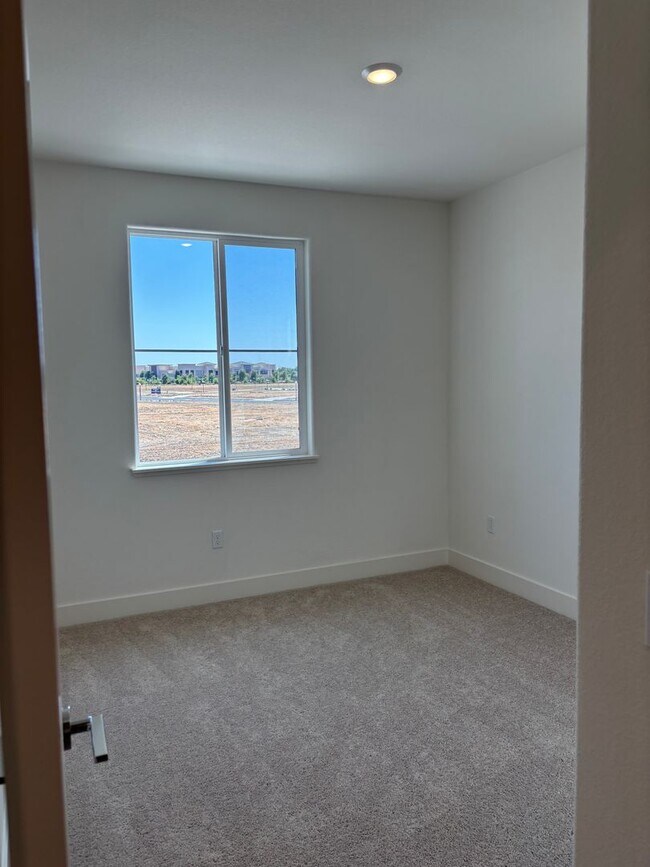 Building Photo - Beautiful 2025 Built 4/2 - New Subdivision!