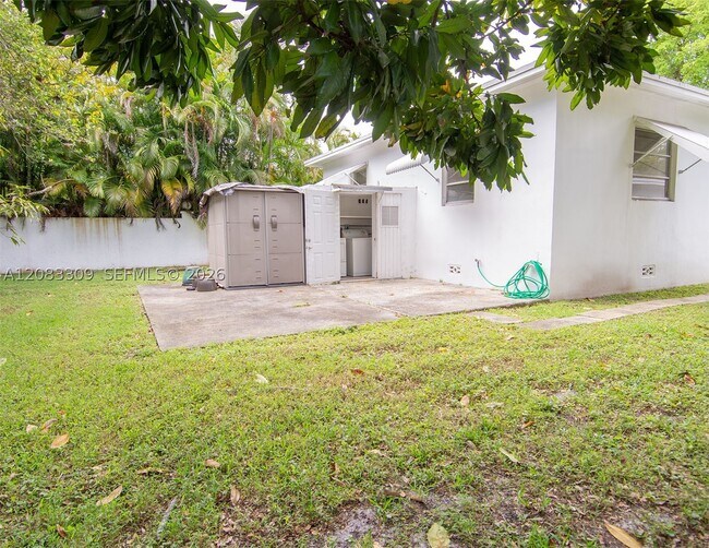Building Photo - 6090 SW 27th St