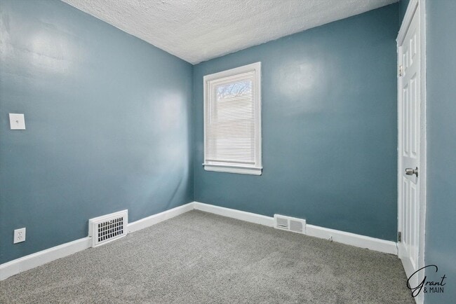 Building Photo - 4 bedroom $1300