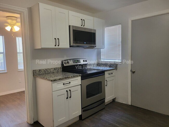 Building Photo - 618 17th Ave S