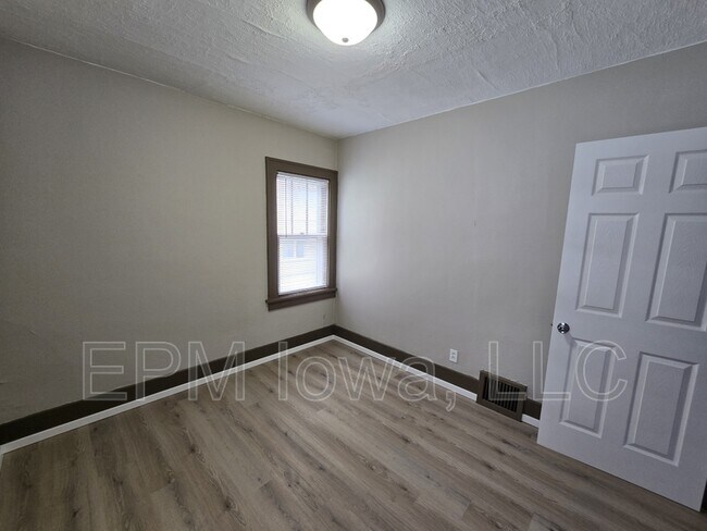 Building Photo - 947 Newton St