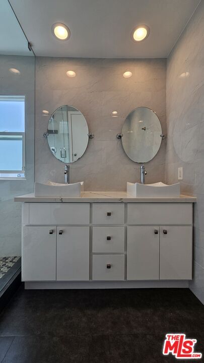 Building Photo - 1209 N Genesee Ave