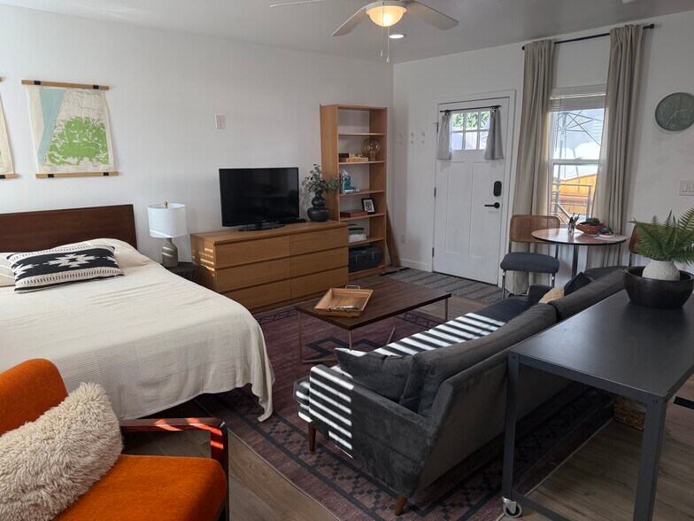 Building Photo - 4302 1/2 Gateway Ave