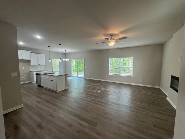 Building Photo - Move In Ready 4BR/2.5BA Home located in Stoneygreen Community