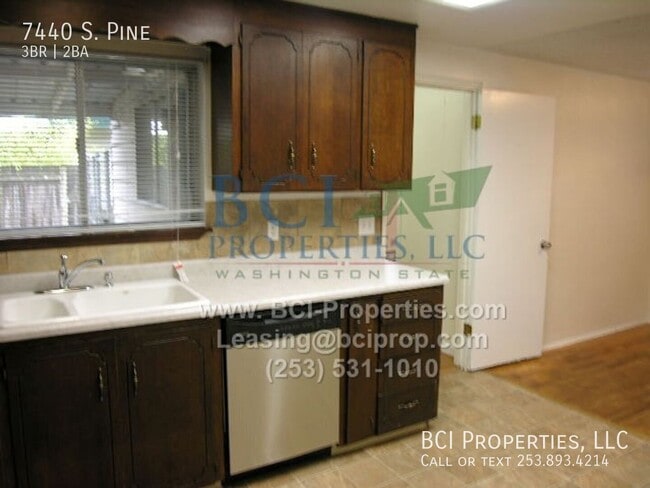 Building Photo - 7440 S. Pine-