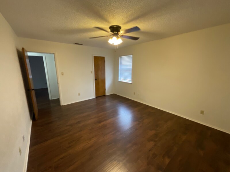Building Photo - 5202 Wildwood Dr