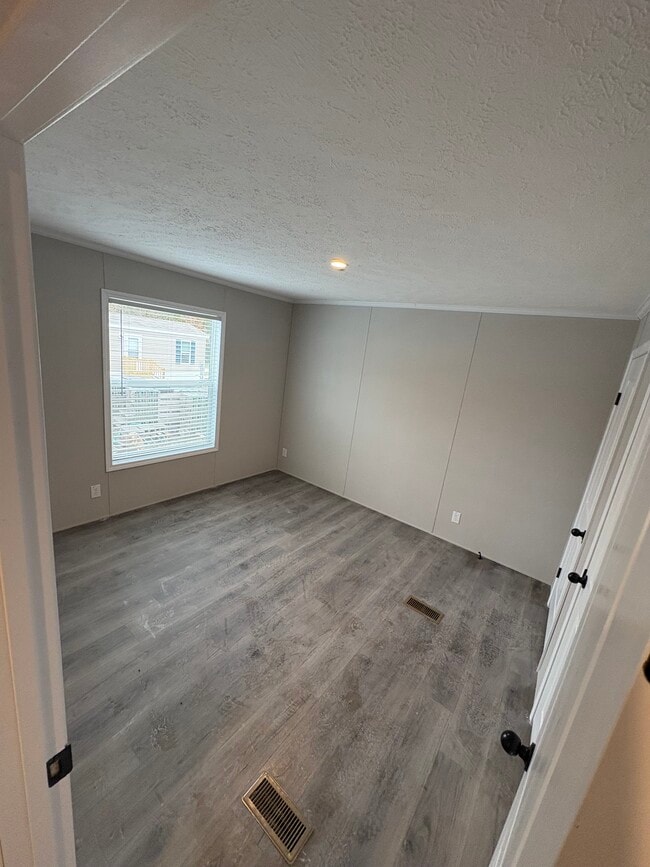 Building Photo - 8925 Beechwood Dr