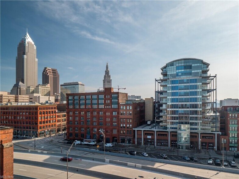 Building Photo - 701 W Lakeside Ave